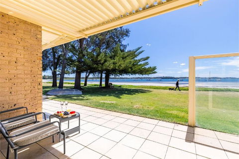 Sandy Beach House Corlette Unit 1 Waterfront WI-FI Aircon - Tourism Noosa 2