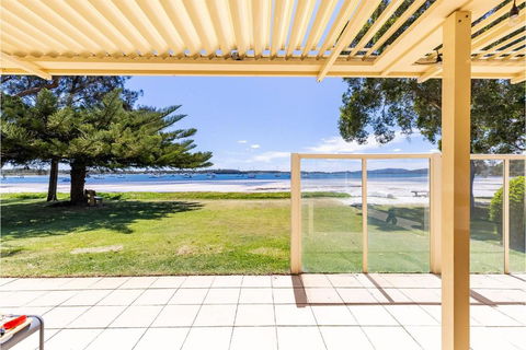Sandy Beach House Corlette Unit 1 Waterfront WI-FI Aircon - Tourism Noosa 1