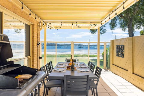 Sandy Beach House Corlette Unit 1 Waterfront WI-FI Aircon - Tourism Noosa 3