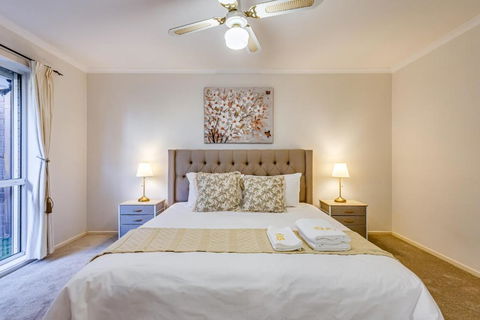 StayAU Tranquil 4BR Lakeside Retreat In Seabrook - Tourism Noosa 2