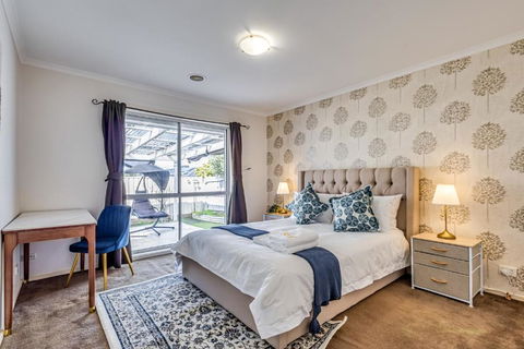 StayAU Tranquil 4BR Lakeside Retreat In Seabrook - Tourism Noosa 3