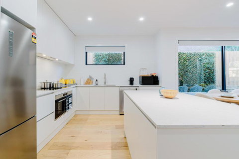 Stylish 4BR Family Townhouse With Private Courtyard - Tourism Noosa 1