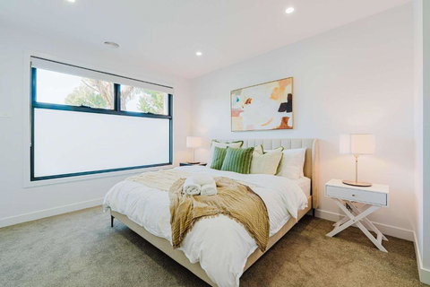 Stylish 4BR Family Townhouse With Private Courtyard - Tourism Noosa 2