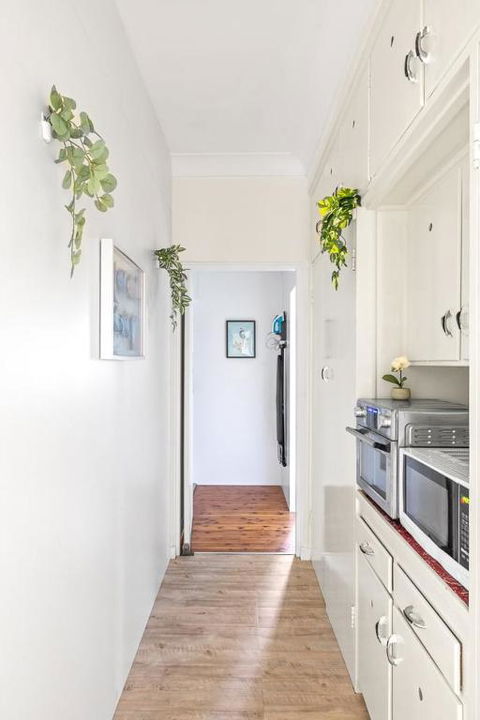 Stylish Double Room - Seconds To Transport & Shops - Shared Bathroom - Tourism Noosa 1