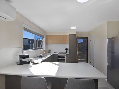 T Bar On Twynam - Modern 2BR Apartment L WiFi L Netflix L BBQ L Smart TV L Air-Con - Tourism Noosa 3