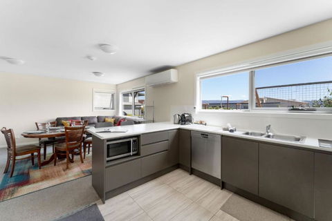 T Bar On Twynam - Modern 2BR Apartment L WiFi L Netflix L BBQ L Smart TV L Air-Con - Tourism Noosa 1