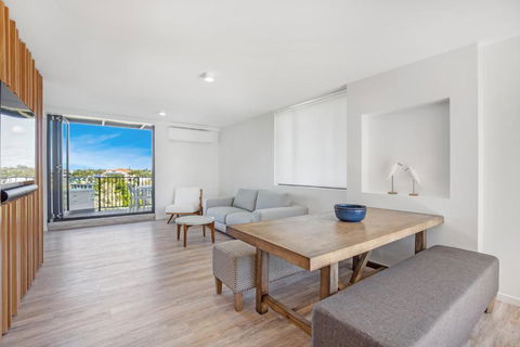 TARA5- UNWIND IN LUXURY - Tourism Noosa 0