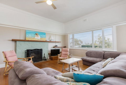 BEACHSIDE GETAWAY - DROMANA - Tourism Noosa 1