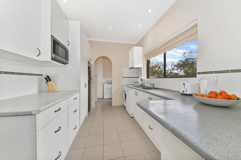 BEAUTIFUL HOLIDAY HOME CLOSE TO KU-RING-GAI CHASE NNT328 - Tourism Noosa 3