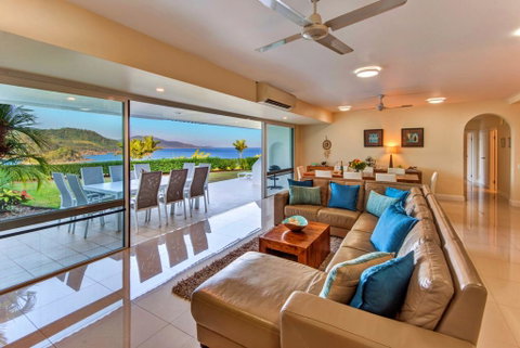 Bella Vista East 3 Luxury Ocean Views Large Flat Grassed Area And Buggy - Tourism Noosa 2