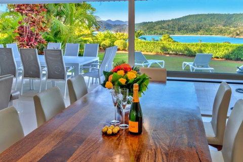 Bella Vista East 3 Luxury Ocean Views Large Flat Grassed Area And Buggy - Tourism Noosa 0
