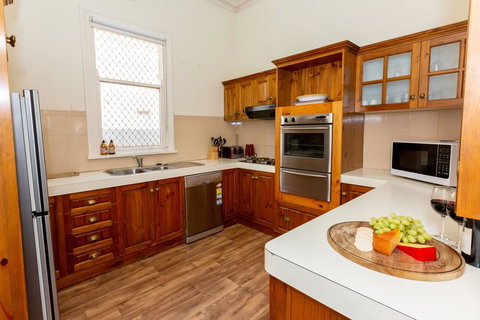 Best Central House - SLEEPS 11 !! - Tourism Noosa 2