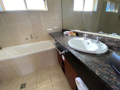 Best Western Plus All Settlers Motor Inn - Tourism Noosa 2