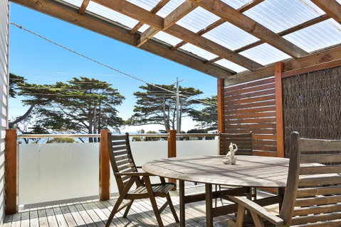 Black Dolphin Waterfront Townhouse - Bay Views - Tourism Noosa 2