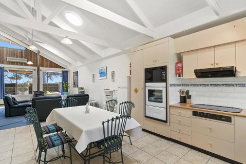 Black Dolphin Waterfront Townhouse - Bay Views - Tourism Noosa 3