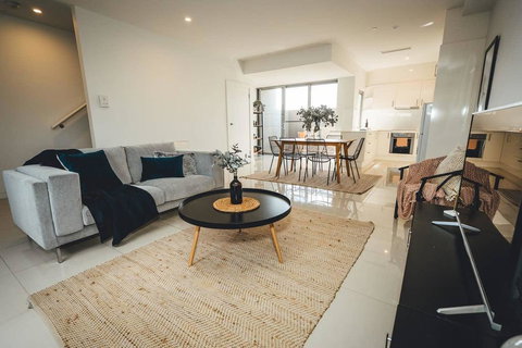 Blue Gum On First Ave - CBD Fringe, WiFi, Netflix - Tourism Noosa 1