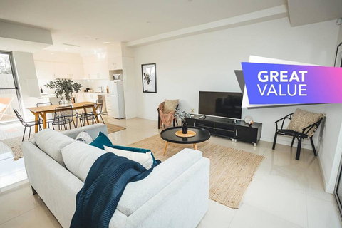 Blue Gum On First Ave - CBD Fringe, WiFi, Netflix - Tourism Noosa 0