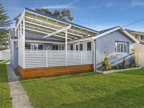 Blue Summer House - Tourism Noosa 0