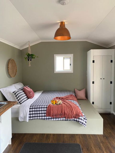 Tiny Home On A Hill - Tourism Noosa 1
