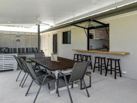 Welcome To The Crab Shack - Tourism Noosa 3