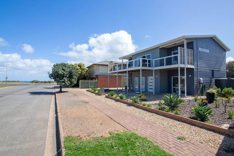 Xanadu - Aldinga Beach - C21 SouthCoast Holidays - Tourism Noosa 1