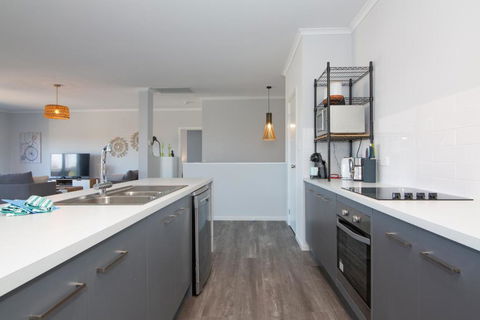 Xanadu - Aldinga Beach - C21 SouthCoast Holidays - Tourism Noosa 3