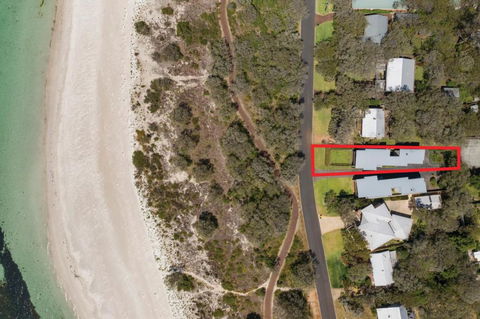 XYZ Holiday Home - Tourism Noosa 0
