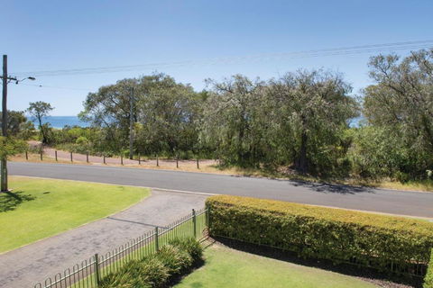 XYZ Holiday Home - Tourism Noosa 2
