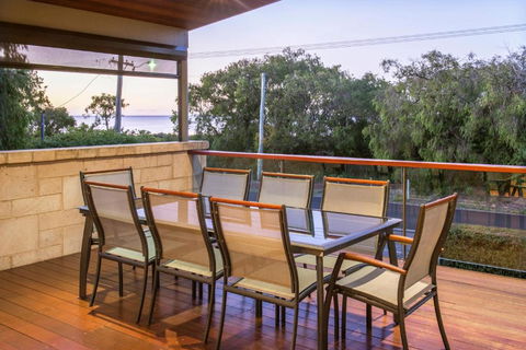 XYZ Holiday Home - Tourism Noosa 3
