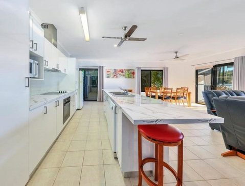 Rumah Surgah On Lake Bennett - Tourism Noosa 1
