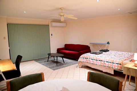 Spacious Studio In AliceSprings QueenBed+KSAirbed - Tourism Noosa 1