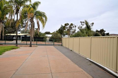 Spacious Studio In AliceSprings QueenBed+KSAirbed - Tourism Noosa 3