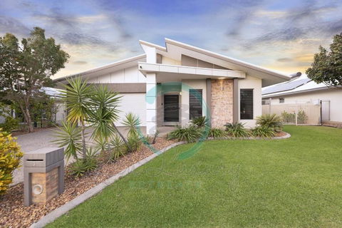 Zenhouse: 4BR Stylish Work/Family Home In Muirhead - Tourism Noosa 0