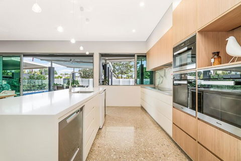 ZenLux Massive 5-BR Holiday Home - Pool - BBQ - Tourism Noosa 1