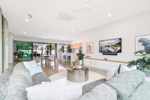 ZenLux Massive 5-BR Holiday Home - Pool - BBQ - Tourism Noosa 2